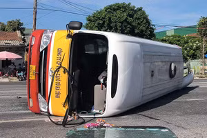 Chiếc xe buýt bị lật nghiêng sau vụ va chạm.