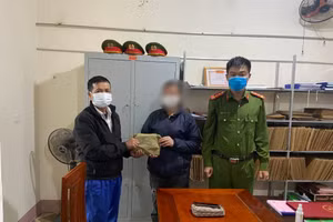 Cơ quan chức năng cùng ông Nguyễn Huy Tý bàn giao số tài sản cho người bị mất.