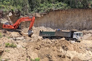 Đã hết hạn giấy phép đăng ký, nhưng doanh nghiệp vẫn đưa phương tiện tiếp tục khai thác đất trái phép.