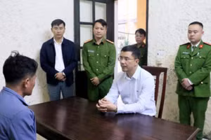 Trần Văn Năng (áo xanh) tại cơ quan điều tra. (Ảnh: CA Hà Tĩnh).