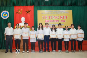 Hà Tĩnh: Trung tâm Giáo dục Thường xuyên trao thưởng cho học sinh đạt thành tích cao
