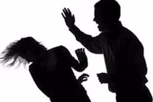 Hà Tĩnh: Mâu thuẫn tình cảm, chồng dùng dao lam rạch mặt vợ cùng em gái