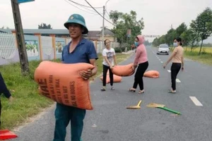 Mưa giông bất ngờ, giáo viên “xắn tay” giúp bà con gom lúa "chạy mưa"