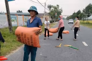 Mưa giông bất ngờ, giáo viên “xắn tay” giúp bà con gom lúa "chạy mưa"