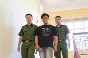  Huỳnh Lưu Hữu Minh cùng với vợ chiếm đoạt gần nửa tỷ đồng. 