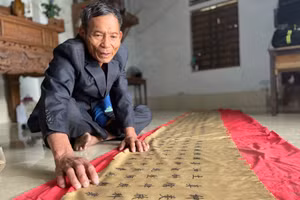 Ông Nguyễn Văn Tân, trưởng dòng họ Nguyễn Văn (xã Ích Hậu, huyện Lộc Hà, Hà Tĩnh) – nơi cất giữ đạo sắc phong gấm dài nhất Việt Nam.