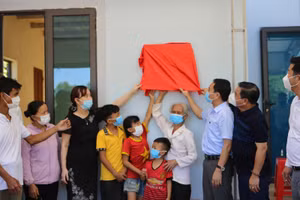 Các đại biểu cùng gia đình kéo băng khánh thành ngôi nhà nhân ái do báo GD&TĐ cùng các nhà hảo tâm chung tay hỗ trợ