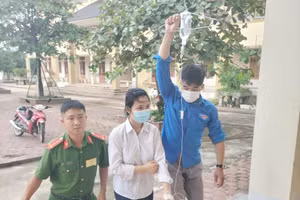 Thí sinh Hồng Nhung được tình nguyện viên và công an hỗ trợ đến điểm thi.