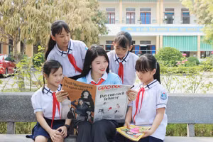 Buổi đọc sách báo của cô trò Trường Tiểu học Thạch Khê (Hà Tĩnh).