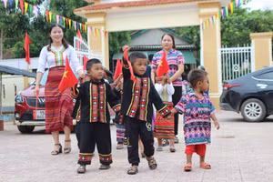 Giáo viên Trường Mầm non Hương Liên (Hà Tĩnh) đưa trẻ em vùng dân tộc đến trường.