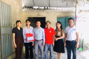 Trường THPT Nguyễn Đình Liễn tặng quà cho học sinh 12 có hoàn cảnh khó khăn trước kỳ thi. 