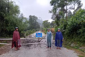 Mưa lớn gây ngập nhiều tuyến đường miền núi Hà Tĩnh.