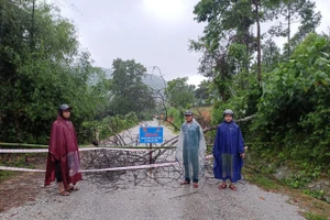 Mưa lớn gây ngập nhiều tuyến đường miền núi Hà Tĩnh.