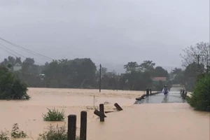 Mưa lớn tại Hương Khê (Hà Tĩnh) gây nguy hiểm cho người và phương tiện qua lại.