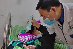 Dùng điện thoại trong lúc sạc, một học sinh dập nát bàn tay