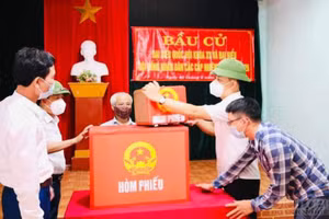 Cử tri Hà Tĩnh bỏ phiếu bầu cử thực hiện quyền và nghĩa vụ công dân