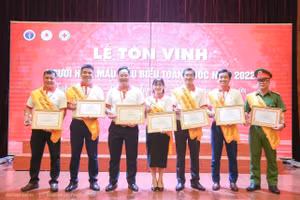 Thầy Nam vừa đón nhận Bằng khen TƯ Hội Chữ thập đỏ Việt Nam về thành tích hiến máu tình nguyện.