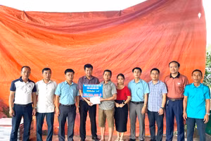 Trao hơn 61 triệu đồng đến gia đình em Võ Tuấn Tú