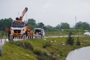 Cơ quan chức năng tiến hành trục vớt phương tiện và nạn nhân.