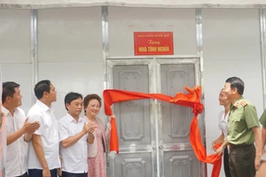 Thứ trưởng Bộ công an cùng lãnh đạo tỉnh cắt băng khánh thành nhà ở cho các hộ còn khó khăn.
