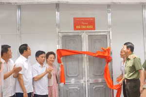 Thứ trưởng Bộ công an cùng lãnh đạo tỉnh cắt băng khánh thành nhà ở cho các hộ còn khó khăn.