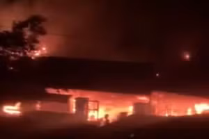 Vụ hoả hoạn đã thiêu rụi nhiều hàng hoá có giá trị.