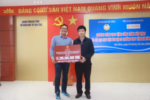 Đại diện tập đoàn Sun Group trao biểu trưng số tiền hơn 15 tỷ đồng hỗ trợ xây dựng và cải tạo khu tiện ích 24 trường THPT tại Hà Tĩnh.