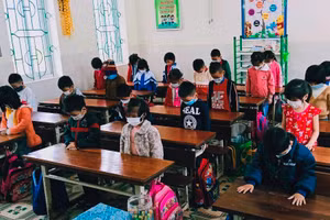 Học sinh trường Tiểu học Thạch Ngọc (huyện Thạch Hà, Hà Tĩnh) tưởng niệm nạn nhân tử vong do Covid-19 trong tiết sinh hoạt ngoại khóa.