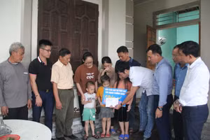 Đại diện Văn phòng báo GD&TĐ khu vực MTTN và lãnh đạo địa phương thăm hỏi gia đình chị Nguyễn Thị Thuận.