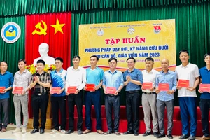 124 học viên được nhận giấy chứng nhận tại lớp tập huấn phương pháp dạy bơi, kỹ năng cứu đuối cho cán bộ, giáo viên.