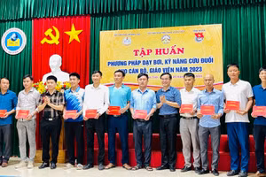 124 học viên được nhận giấy chứng nhận tại lớp tập huấn phương pháp dạy bơi, kỹ năng cứu đuối cho cán bộ, giáo viên.
