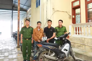 Trần Văn Hoàng, Nguyễn Văn Dũng cùng chiếc xe gây án. (Ảnh CA Hà Tĩnh).