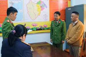 Cơ quan điều tra tỉnh Quảng Bình tống đạt quyết định khởi tố bị can đối với ông Hồ Trọng Bình - Trạm trưởng Trạm quản lý bảo vệ rừng Khe Đen, thuộc chi nhánh Lâm trường Trường Sơn