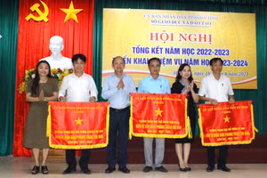 Đại diện Ban Tuyên giáo Tỉnh ủy, Sở GD&ĐT trao cờ đơn vị dẫn đầu phong trào thi đua của UBND tỉnh cho 3 tập thể.