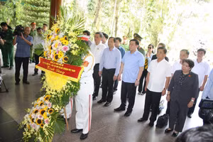 Chủ tịch Quốc hội Vương Đình Huệ đặt vòng hoa và dâng hương tưởng nhớ các anh hùng, liệt sỹ tại Khu di tích quốc gia đặc biệt Ngã Ba Đồng Lộc (huyện Can Lộc, Hà Tĩnh).