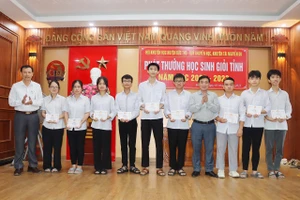 Nguyễn Tiến Mỹ (hàng thứ 5 bên trái qua) nhận học bổng Quỹ khuyến học, khuyến tài Nguyễn Du.