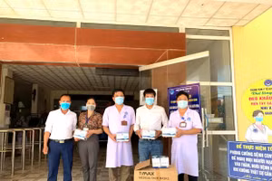 Báo GD&TĐ trao tặng 5.000 chiếc khẩu trang cho ngành y tế Hà Tĩnh 