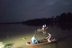 Chính quyền xã Tùng Lộc và người dân tìm kiếm tung tích nạn nhân sau vụ lật thuyền