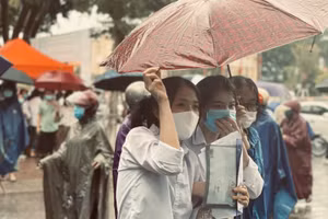 Thí sinh TP Hà Tĩnh đội mưa kết thúc môn thi đầu tiên