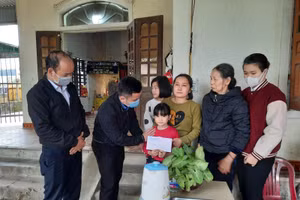 Cựu học sinh Hà Tĩnh tặng quà hỗ trợ giáo viên có hoàn cảnh khó khăn