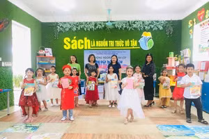 Giáo viên và học sinh Trường Tiểu học Nam Hà tham gia hoạt động ngoại khóa.