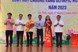 Lãnh đạo UBND tỉnh tặng hoa chúc mừng ngành Giáo dục Hà Tĩnh.