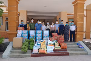 Người dân Hà Tĩnh chung tay ủng hộ tuyến đầu Nghệ An chống dịch COVID-19