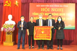 Hội Khuyến học Hà Tĩnh đón nhận cờ Thi đua Xuất sắc của T.Ư Hội Khuyến học Việt Nam