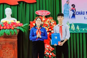Tỉnh đoàn Bình Định trao huy hiệu “Tuổi trẻ dũng cảm” cho học sinh cứu người đuối nước.