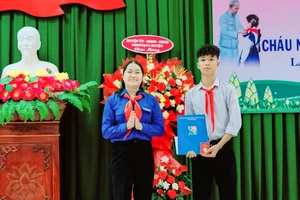 Tỉnh đoàn Bình Định trao huy hiệu “Tuổi trẻ dũng cảm” cho học sinh cứu người đuối nước.