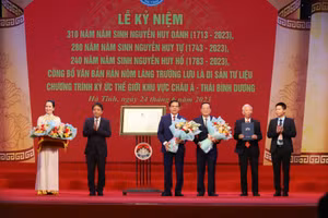 Đại diện lãnh đạo UBND tỉnh Hà Tĩnh đón bằng chứng nhận Văn bản Hán Nôm làng Trường Lưu là di sản tư liệu Chương trình ký ức thế giới khu vực châu Á - Thái Bình Dương.