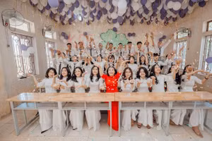 Suốt 20 năm giảng dạy, cô giáo Bùi Thị Minh Hương luôn tìm tòi đổi mới phương pháp dạy học.