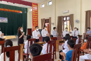 Hà Tĩnh: Lãnh đạo tỉnh tặng quà học sinh tại làng trẻ SOS nhân dịp khai giảng năm học mới