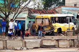 Quảng Bình: tai nạn liên hoàn, xe 24 chỗ lao thẳng vào nhà dân